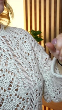 Vrouw aftrekken met cumshot op borsten