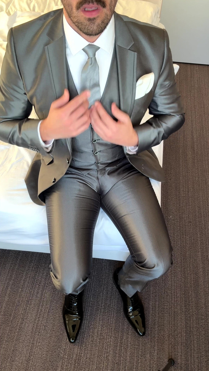 Master Shiny Shoes: Lo sposo si masturba in camera d'albergo