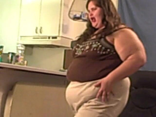 BBW nurse Vicki adventures with friends: Donnona grandissima Angie mastica e succhia la gomma per te