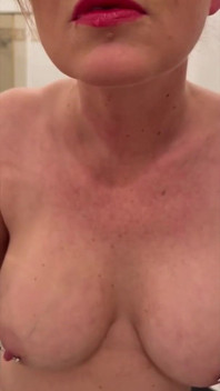 Ho riempito due occhiali da My strong stream pipì e next mettimi in bocca e sputo sulle mie grandi tette