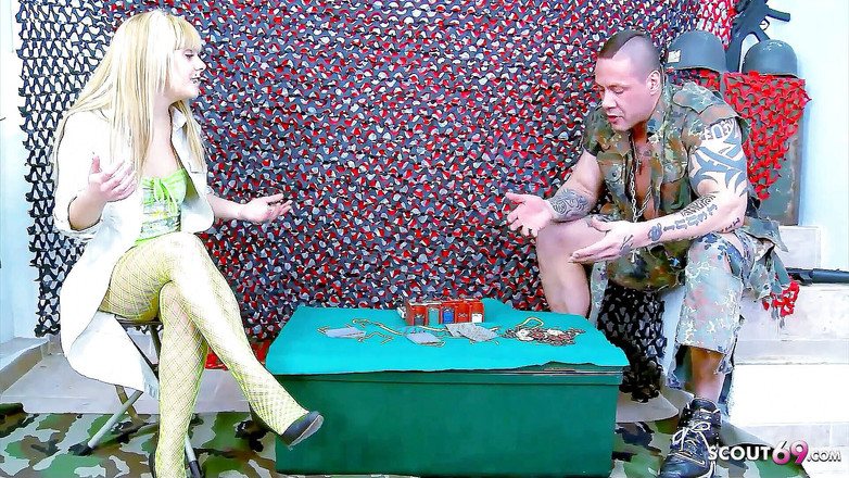 Full porn collection: Sexy hubená teenagerka Jakeline je po hraní pokeru ošukaná vojákem