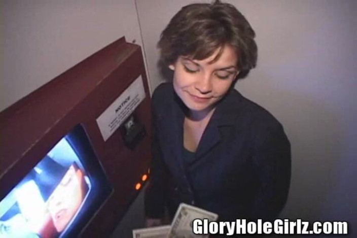 Glory Hole Girlz: Kort hår kontor slyna avsugningar sperma läppar glory hole brunett...