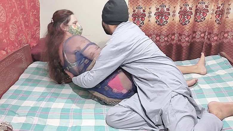 Pakistani CoupleX: La moglie ha sorpreso suo marito parlandogli della sua gravidanza...