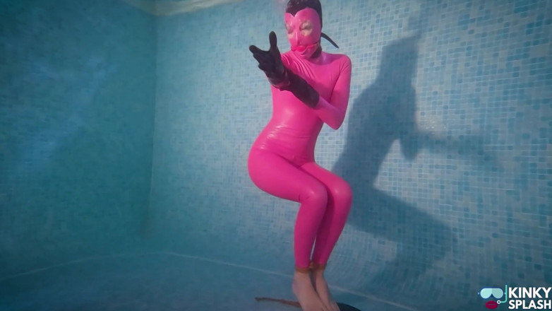 UKCuteGirl Lucy Lauren: Podvodní ovládání s kapucí latexové otrokyně