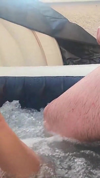 Mijn vrouw zuigt me af in de spa en slikt al mijn sperma zonder een druppel te verliezen