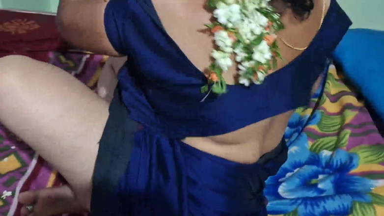 Sexy sindu: Hintli çıplak kız erkek arkadaşıyla sert sikişiyor