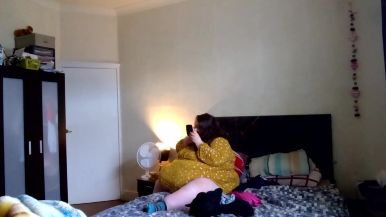 SSBBWLadyBrads: Une BBW SSBBW se déshabille dans sa chambre