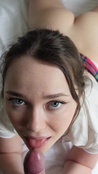 O școlară sexy primește o lecție de sex anal de la fratele ei vitreg și primește o lecție de sex anal