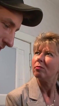 Napalona milf ogląda dwie młode świnie ruchają się