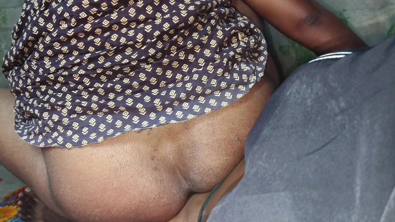 Sumang studio: 大胸部的补习老师在私人房间里教她的学生“如何做爱”。