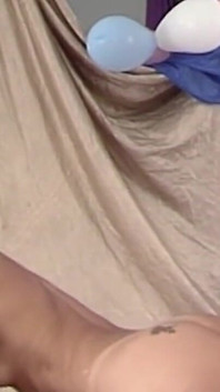 แม่น่าเย็ดผมหยิกปิดตาสนุกกับเซสชั่นห้องนอนที่เร่าร้อน