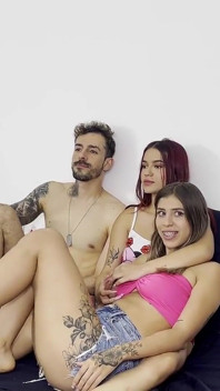 En iyi arkadaşım erkek arkadaşının yarağını emerken beni keşfediyor