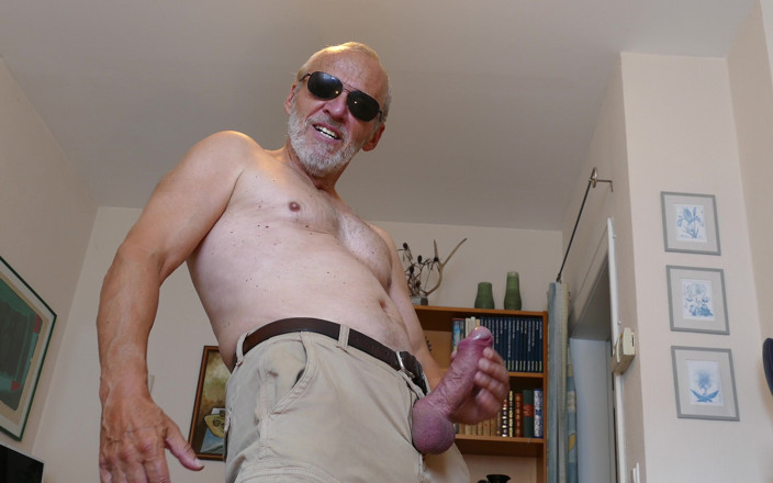 Silver Daddy XXX: Showing off in Flip-flops and Cumming