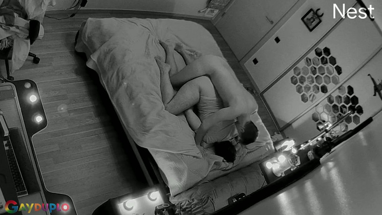 GayDuplo: Молодую гей-пару застукали трахающейся в День Святого Валентина!