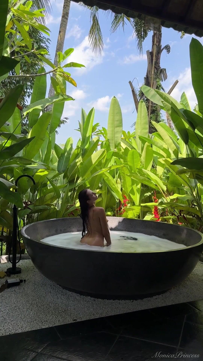 Princess Monica: 在热辣的丛林浴中赤身裸体地和我一起疯狂