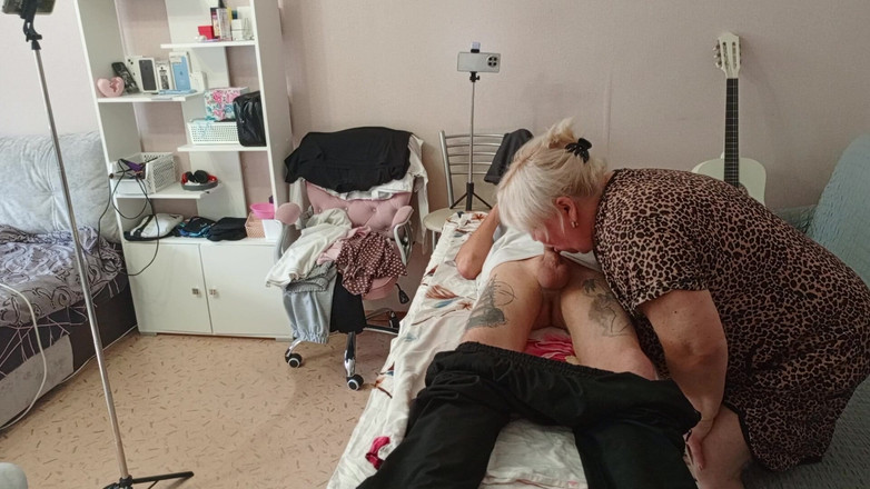 Zona901: Ibu tiri menghisap dan melancap batang saya di atas meja...