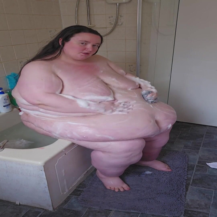 SSBBWLadyBrads: Товстушка богиня купається на стороні ванни