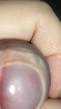 Masturbation en gros plan, bite non circoncise et éjaculation
