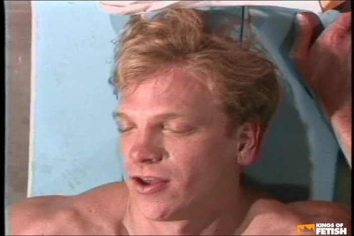 Gay Diaries: Tři chlapi šukají zadky a ústa v šatně