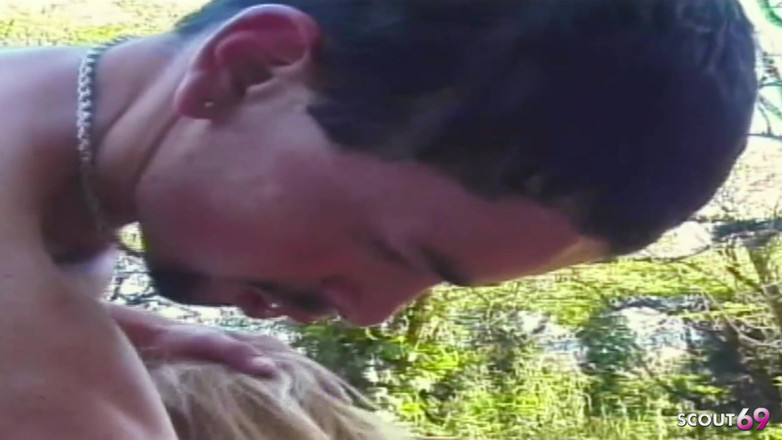 Shemale TS Collection: 金发苗条变性人户外 tinder 约会肛交