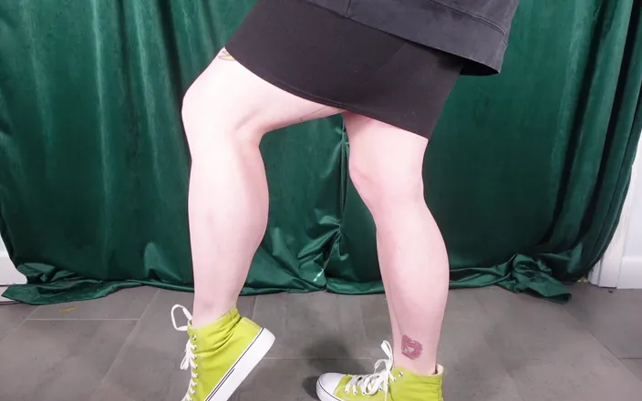 Deanna deadly: Cum for Muscular Calves in Green Converse