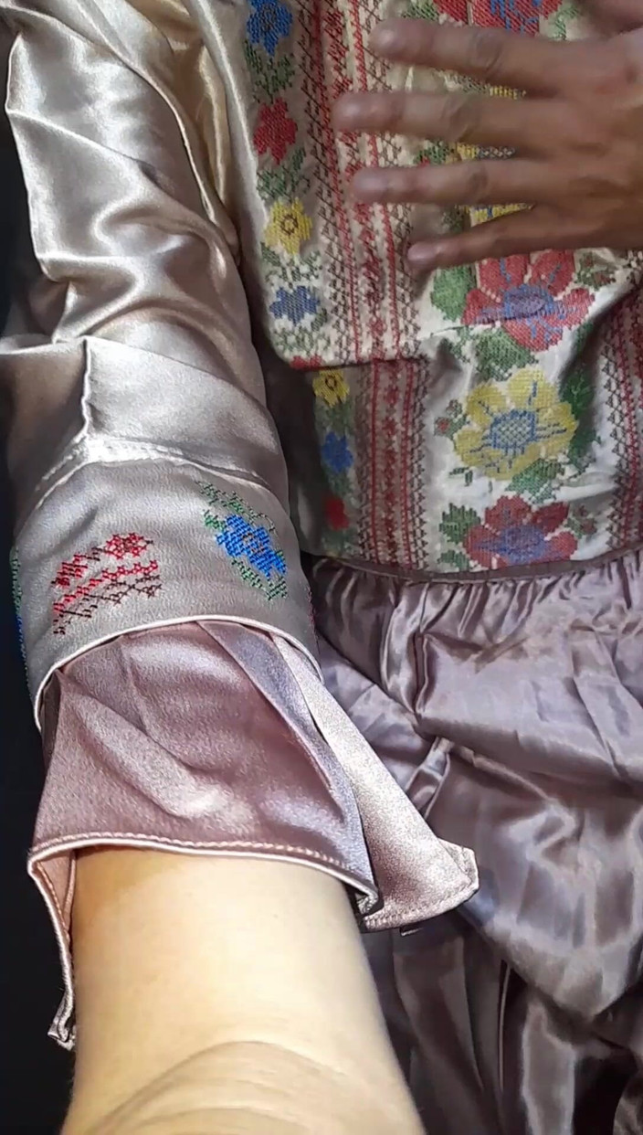 Naomisinka: Crossdresser lagi asik masturbasi pakai stoking satin