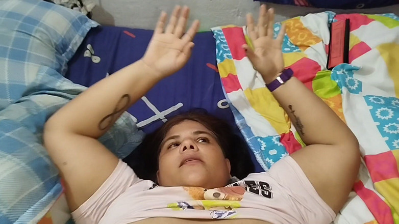 Adribella69: Soție infidelă! Ea își seduce vecinul cu curul ei, astfel încât el...