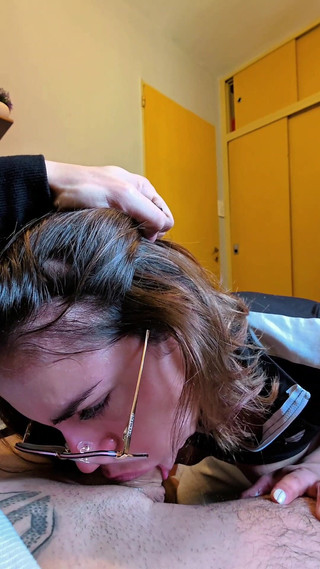 Young big apple: Saya memergokinya masturbasi dan membantunya