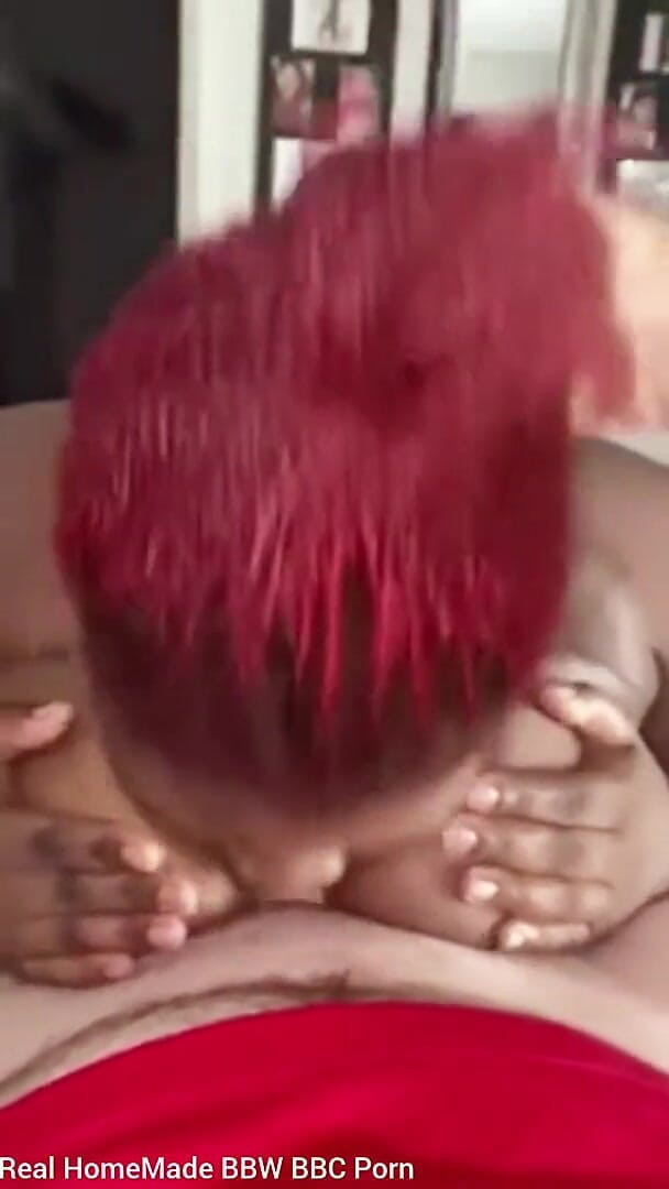 Super sexy ebony cuties: 膝をついて、BWCの乳首フェラチオ、彼のペニスを私の顔に叩きつける
