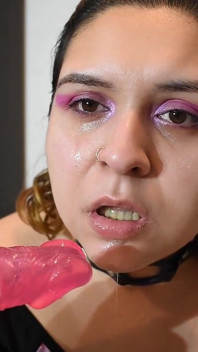 Curva care se îneacă cu vibratorul devine umedă și dezordonată!