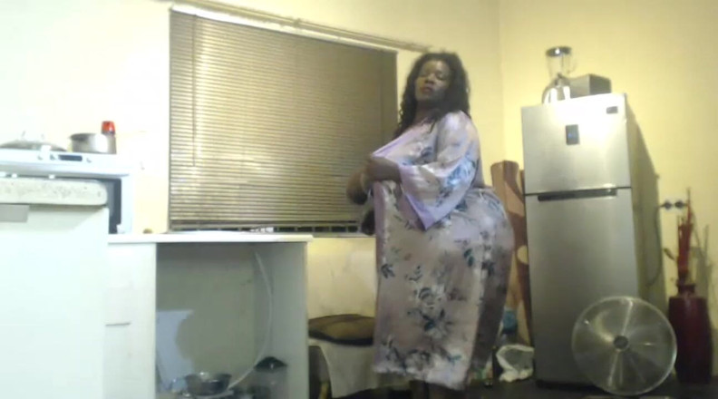 Legendary Booty Overdose: SSBBW in allattamento spogliarello e gemendo fetish