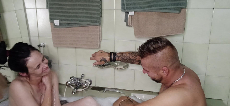 Bigjoefuckalott: Aku dan saudara tiriku di kamar mandi