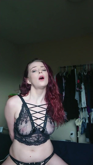Petitetina: Extreme vibrating orgasm