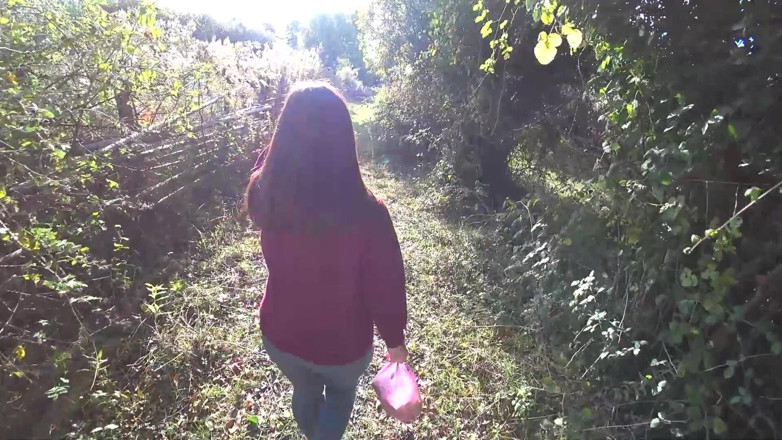 Waldemaria: Hot Body 18 nastolatka zostaje zerżnięta w lesie owocowym - ryzykowny seks...