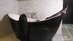 Mistress Legs: Pani nogi w czarnych kabaretkach w kąpieli dokuczają i ignorują