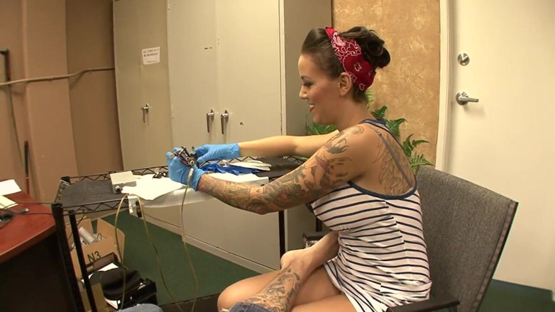 Wonderfull Bigboobs: Gros nichons, travail - une bombasse tatouée à gros nichons suce et...