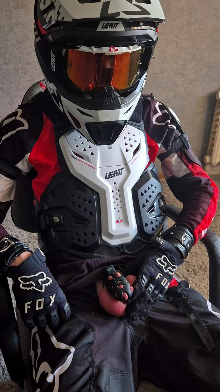 Sneakersmax98: Tatlı motosikletçi 6 gün boyunca hapsedildi