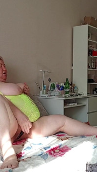 Pantat montok, memek berbulu dan toket besar ibu tiri