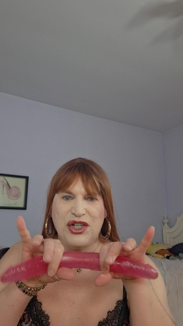 Victoria Lecherri: Aku butuh seseorang untuk mencoba mainan baruku?