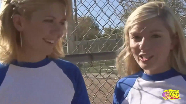Naughty Lesbian Girls: Awek besbol digoda dan diambil oleh blonde Lez yang mengidamkan...
