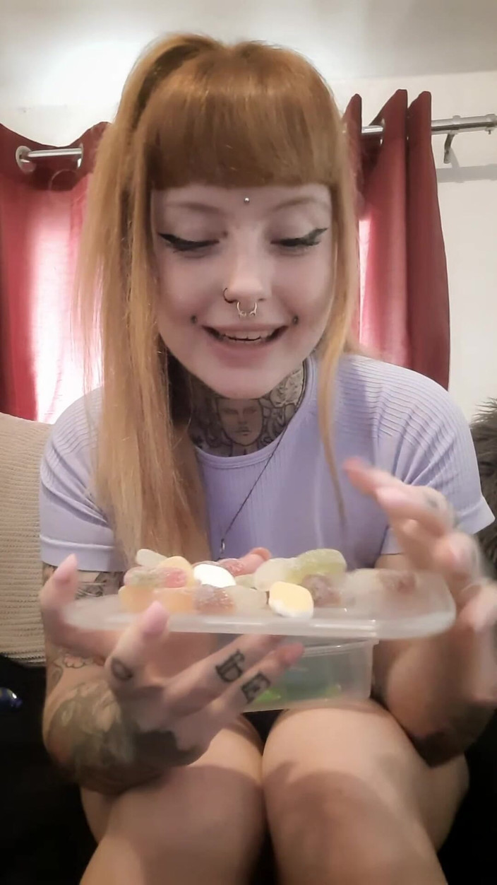 Yourfavecumslut: Bohyně žvýkala a vyplivla sladké pochoutky