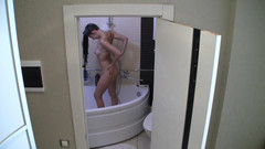 Milfs and Teens: Roztomilá teenagerka vypadá, že neví, že je špehována