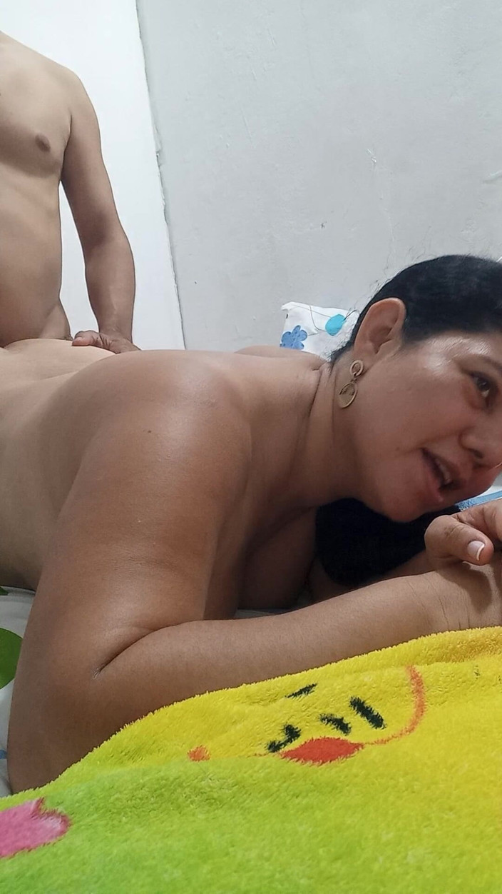 Valkyrie and Luigy Couple: La mia ragazza è una puttana sottomessa, adora il sesso anale,...