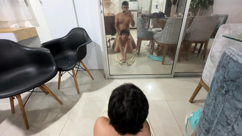 ManuelaAlvarez: Aku nonton adik tiriku lagi latihan yoga seksi dan aku...