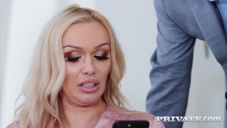 Private.com: Amber Jayne, uma milf loira atrevida que está entediada