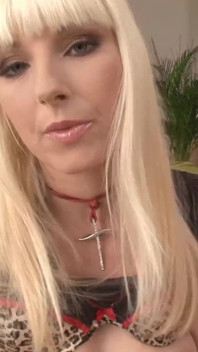 Blonde hoer neemt het in beide gaten