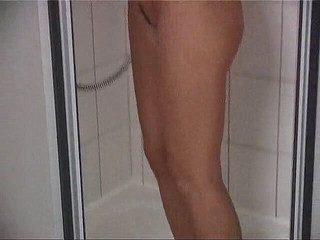 Lucky Cooch: Prsatá brunetka se sprchuje