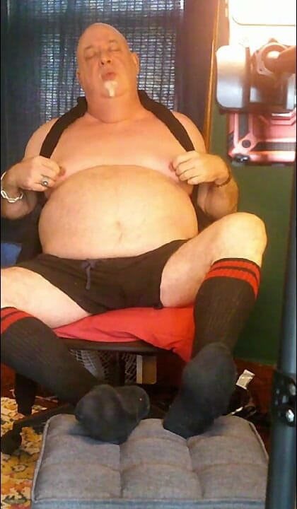 beardaddychub: in schwarz und rot!