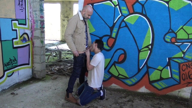 FRENCH HOLES CREAMPIED: Brandon dipancut dalam di luar rumah oleh ayah tuan