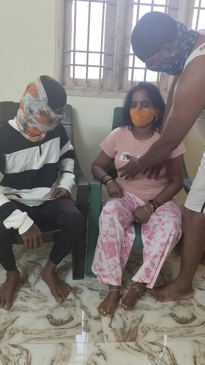 Thesana: डॉक्टर मासूम पति की पत्नी को चोदता है